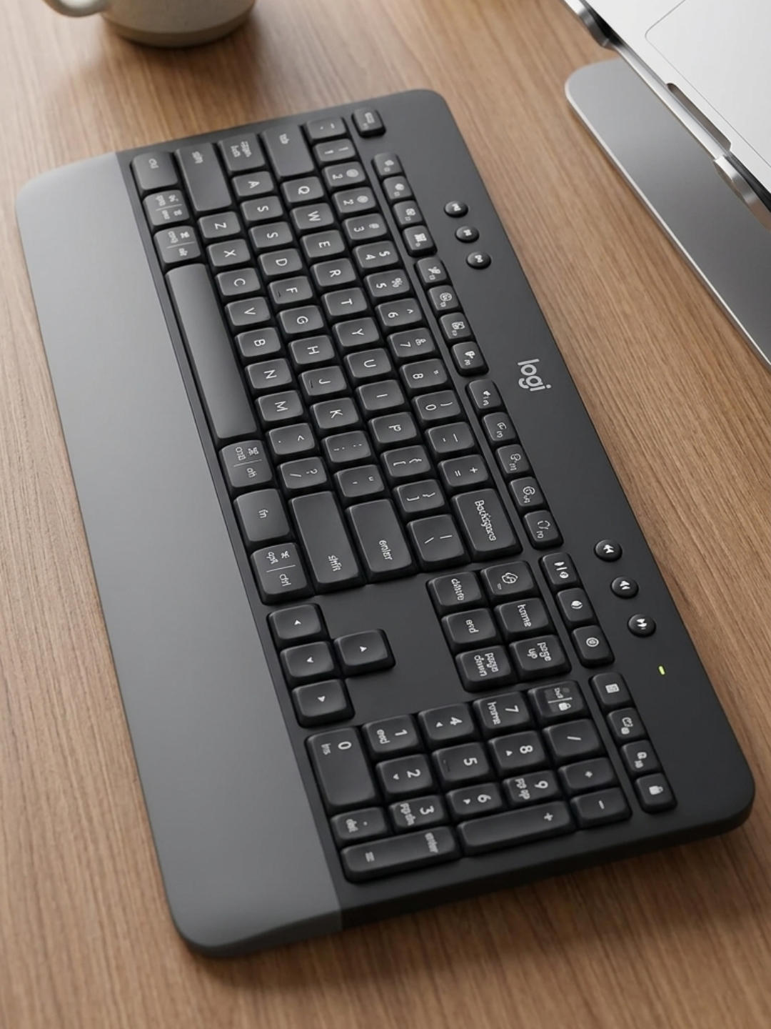 Close-up of the integrated soft-touch palm rest on the Logitech Signature K650 keyboard showing the deep-cushioned keys.